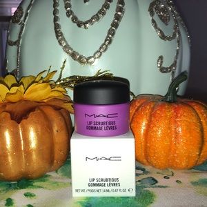 M.A.C Summer Berry Lip Scrubtious 👄